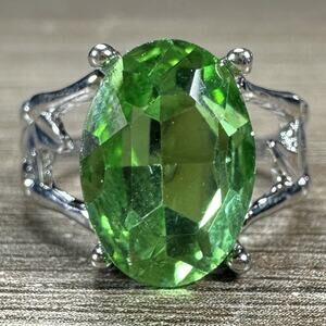 925 Sterling Silver Green Faceted Crystal Ring Leaf Accent Nature Theme Sz 8.5